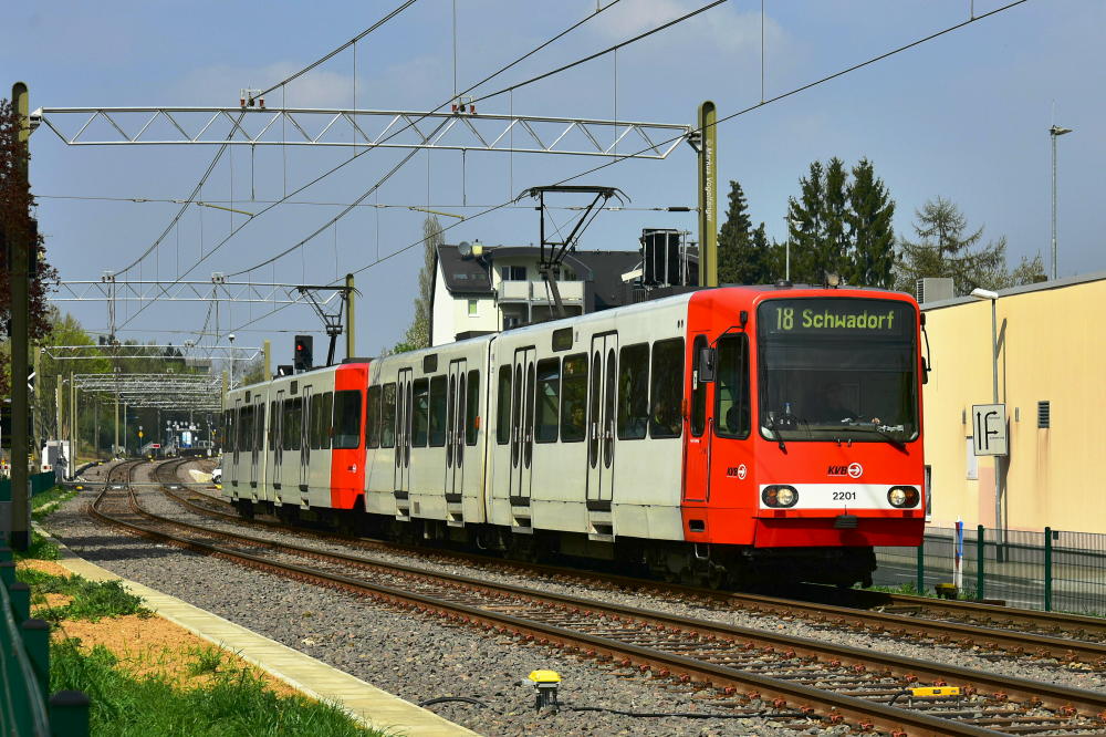 Seit dem 9. April werden eine Reihe von Fahrten zwischen Köln und  Brühl Mitte“ bis  Schwadorf“ verlängert. Dabei handelt es sich um insgesamt mehr als 100 Fahrten pro Woche. Diese finden montags bis freitags nach 20 Uhr sowie samstags und sonntags über den ganzen Tag verteilt statt. Diese Angebotserweiterung geschieht im Vorlauf zu der geplanten Taktverdichtung nach dem zweigleisigen Ausbau der Strecke zwischen  Brühl Mitte“ und  Badorf“.
2201 auf dem Weg nach  Schwadorf  zwischen  Brühl Mitte  und  Brühl Süd  am 14.04.2018.
