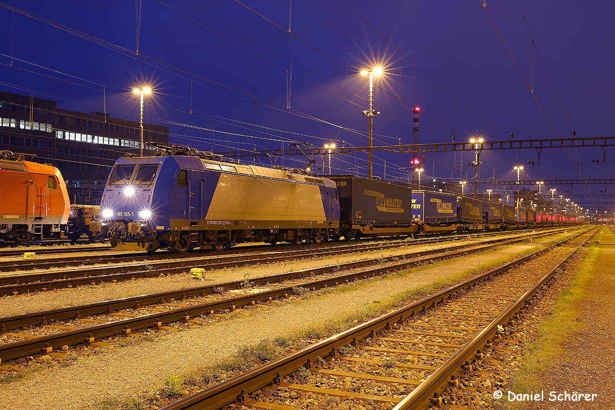 Seit dem Einbau von ETCS, sind die  blauen  185.1, welche bei Crossrail im Einsatz stehen, wieder öffters in der Schweiz anzutreffen.
Hier wartet die Br 185 525 am 09.04.16 in Muttenz / Basel RB