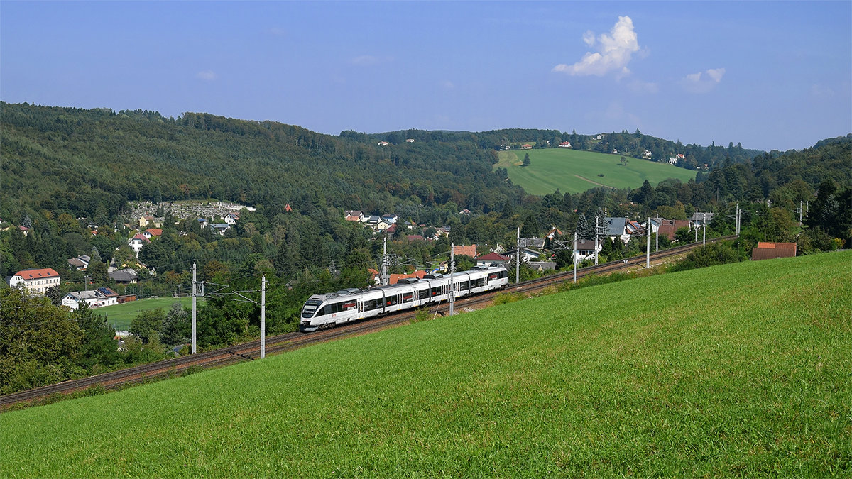 Seit dem Eröffnung der Neubaustrecke von Wien nach Sankt Pölten über Tullnerfeld, schläft die alte Westbahn ihren Dornröschenschlaf. Die Fernverkehr fährt auf der NBS, grossteils im Tunnel, schwere Güterzüge über Tulln, um die Steigungen des Wienerwaldes umzugehen. Über Neulengbach fahren nun die REX Züge Wien West-St. Pölten mit 1144ern, sowie die S50 mit Talenten. Wenig Abwechslung bringen Einsätze der beiden in Wien stationierten Werbe 4024ern. Am 10.09.2016 war der Karrierzug mit der S50 nach Neulengbach unterwegs, und konnte vom  Stadtpanoramahügel  in Eichgraben aufgenommen werden. Auf einen langen, ins Bild passenden Güterzug warten wir leider vergebens. 
