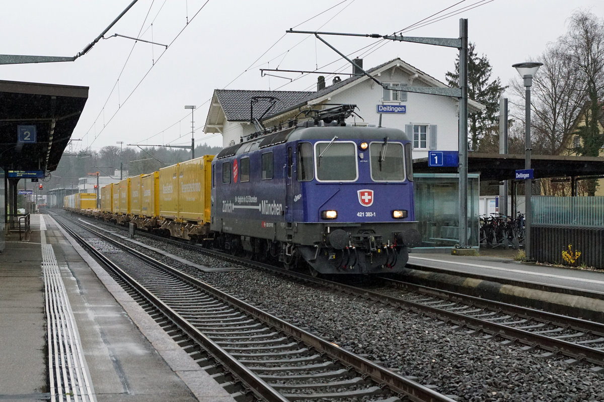 Seit dem Fahrplanwechsel vom 13. Dezember 2020 arbeiten die ehemaligen  MÜNCHNERINNEN  wieder bei SBB CARGO NATIONAL. Am 22. Dezember 2020 hiess es für die Re 421 383-1 bei strömendem Regen Frauenfeld-Daillens anstatt Zürich-HB - Lindau.
Die Farbenvielfalt der BOBOS ist zur Zeit enorm! 
Foto: Walter Ruetsch