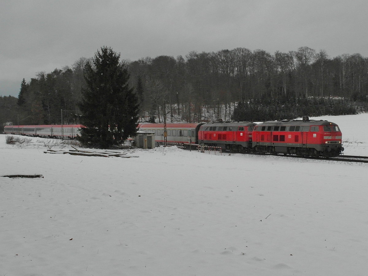 Seit dem Fahrplanwechsel 2014/2015 übernehmen zwei 218er nicht erst ab Ulm sondern bereits ab Stuttgart den IC 119, Münster (Westfalen) - Innsbruck. Auf der Fahrt nach Lindau wurde IC 119 am 30.01.2015 kurz vor Beimerstetten fotografiert.