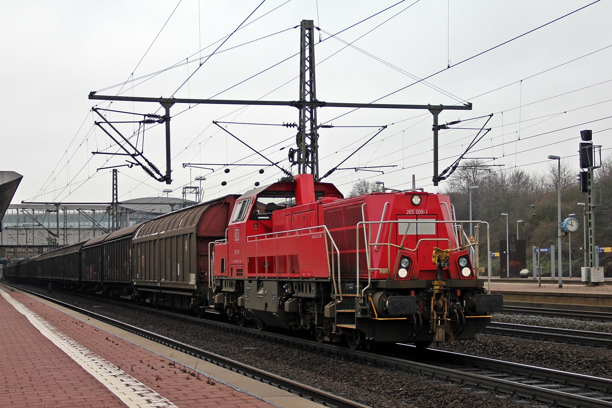 Seit dem Fahrplanwechsel am 13/14.12.2014 hat die DB den Güterverkehr zwischen Kassel Rbf und VW-Werk Baunatal übernommen.
Jahrelang fuhr die HLB (KNE) mit ihren zwei 6Achser Diesellokomotiven vom Typ DG 2000 CCM des Hertseller Klöckner-Humboldt-Deutz (DG 201,202) die Übergabeleistungen.
Zwischenzeitlich war auch ein Blue Tiger, eine modernisierte Ludmilla sowie eine MaK G1206 im Einsatz.
Die DB setzt nun Loks der Baureihe 265 (Gravita 15L BB) ein. Durch eine sehr starke Steigung von Baunatal nach Kassel ist die Baureihe 294 nicht geeignet.
Im Bild ist die 265 009-1 in Richtung VW-Werk Baunatal unterwegs. Kassel Wilhelmshöhe 18.12.2014