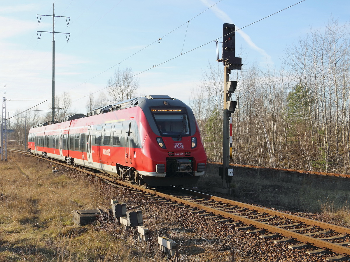 Seit dem Fahrplanwechsel am 15. Dezember 2013 fährt nun RB 19 über Berlin Flughafen Schönefeld nach Gesundbrunnen.

Somit ist die Ankunft des RB 22 von Potsdam Hauptbahnhof oder Potsdam Griebnitzsee im Bahnhof Berlin Flughafen Schönefeld  auf Gleis 4.
Dann erfolgt eine Rangierfahrt und der entsprechende Triebzug wird auf Gleis 6 im Bereich A und B bereitgestellt.

Das Bild zeigt 442 129 und 442 629 kurz vor der Einfahrt im Gleis 6 im Bahnhof Berlin Flughafen Schönefeld am 27. Dezember 2013.
