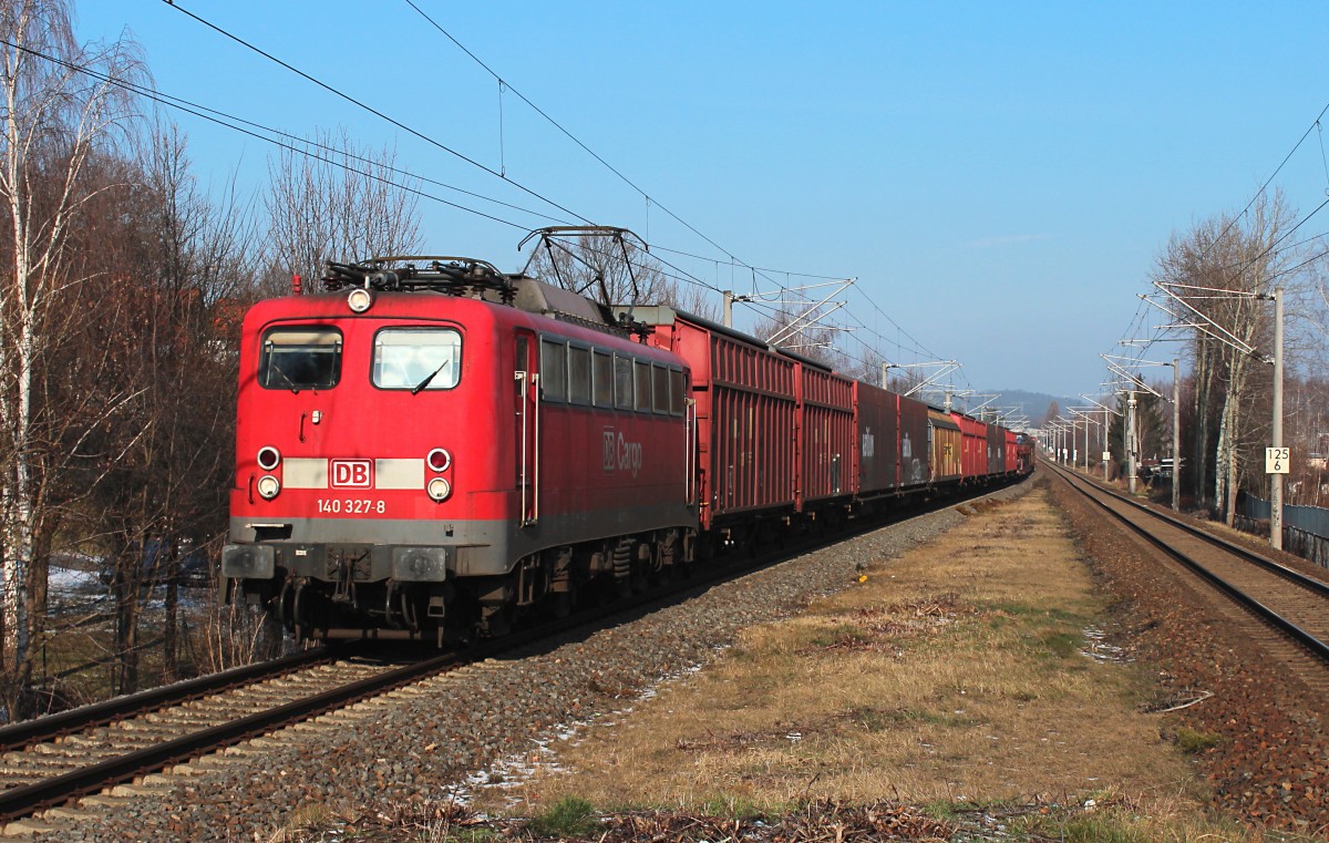 Seit dem Fahrplanwechsel am 15.12.2014 fährt der GA 52814 (Mosel (VW-Werk) - Braunschweig) nicht mehr über Chemnitz nach Braunschweig sondern wieder über Zwickau. 
Die 140 327-8 hatte am 07.02.2014 die Ehre gehabt den GA 52814 zu ziehen, hier fährt er durch Zwickau-Pölbitz.