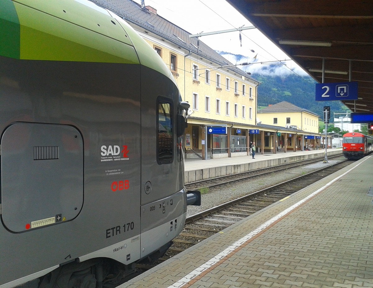 Seit dem Fahrplanwechsel im Dezember 2014 ist der Bahnsteig 2 in Lienz in die zwei Sektoren AB und CD unterteilt. Gleich links zu sehen ist ein ETR 170 der SAD nach Fortezza/Franzensfeste und hinten im Bild ein CittyShuttle nach Spittal-Millstättersee. (21.5.2015)
