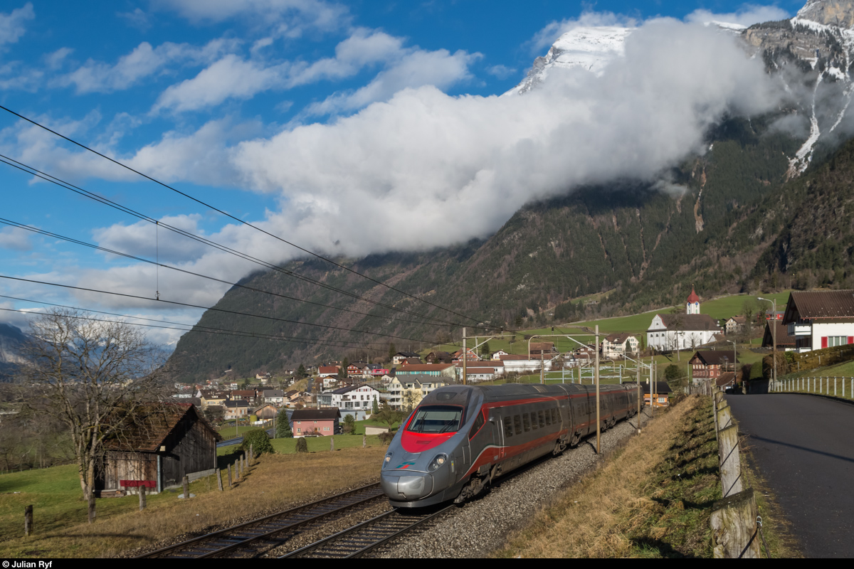 Seit dem Fahrplanwechsel im Dezember 2015 können am Gotthard auch ETR 610 von Trenitalia beobachtet werden. Diese kommen als Ersatz für die störungsanfälligen ETR 470 zum Einsatz.<br>
Am 5. Januar 2016 fährt ein solcher als EC 17 Zürich HB - Milano Centrale bei Silenen Richtung Süden.