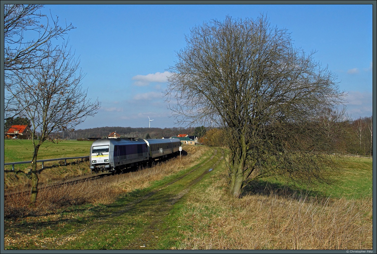 Seit dem Fahrplanwechsel im Dezember 2015 kommen auf dem RE 6 Chemnitz - Leipzig wieder lokbespannte Züge zum Einsatz. Hier passiert 223 144 mit MRB 74778 am 13.02.2016 das Dorf Ottenhain.