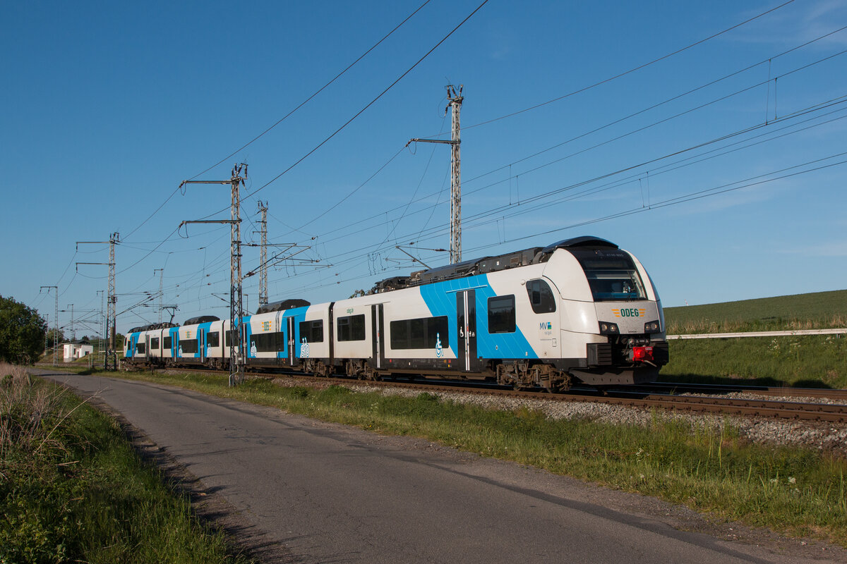 Seit dem Fahrplanwechsel im Dezember 2019 betreibt die ODEG mit Elektrotriebwagen des Typs Desiro ML von Siemens die Linie RE9 in Mecklenburg-Vorpommern. Die ODEG beteiligte sich an einer Bestellung der ÖBB, deshalb haben die Fahrzeuge auch eine österreichische Halterkennung. Vorher fuhr hier DB Regio mit FLIRT, die momentan ihre letzten Wochen im Einsatz in Westmecklenburg erleben. In Riekdahl konnte am 19.05.2023 4746 805 auf der Fahrt vom Ostseebad Binz nach Rostock aufgenommen werden.