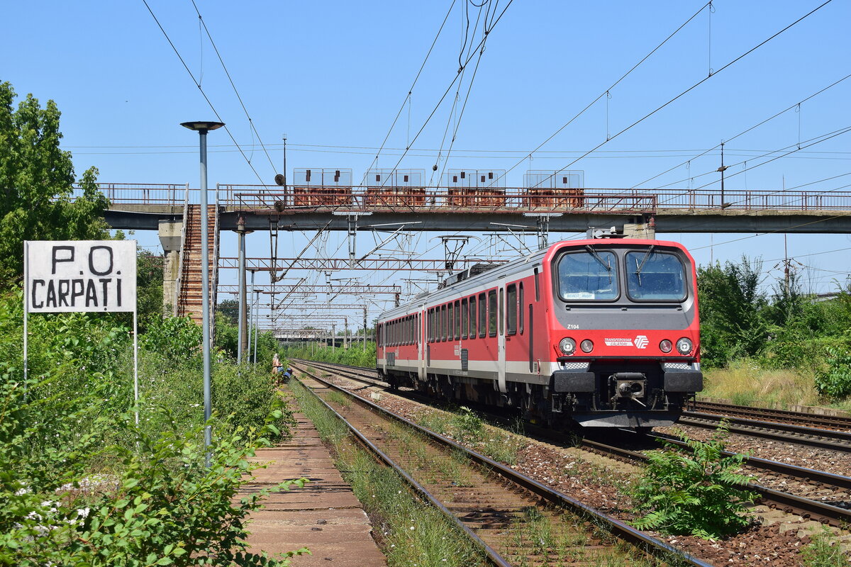Seit dem Fahrplanwechsel Ende 2025 sind auch die ehemaligen Z2 der CFL im Fahrgastbetrieb unterwegs. Die Lackierung erinnert doch stark an die DB. Hier rauscht Triebzug Z104 durch Carpati in Richtung Bucuresti Nord.

Bukarest 03.08.2026
