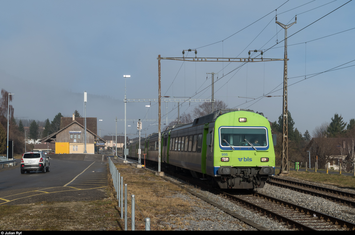 Seit dem Fahrplanwechsel fahren die RE Bern-Neuchâtel weiter nach La Chaux-de-Fonds. Am 22. Dezember 2015 befindet sich ein solcher auf der Rückfahrt im Bahnhof von Les Geneveys-sur-Coffrane zwischen zwei Nebelfeldern.