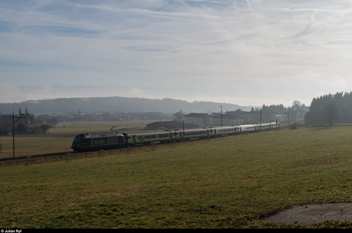 Seit dem Fahrplanwechsel fahren die RE Bern-Neuchâtel weiter nach La Chaux-de-Fonds. Nur noch eine Haltestelle trennt diesen EW-III-Pendel der BLS von seinem Endbahnhof, als er am 22. Dezember 2015 bei Les Geneveys-sur-Coffrane in Richtung La Chaux-de-Fonds fährt.