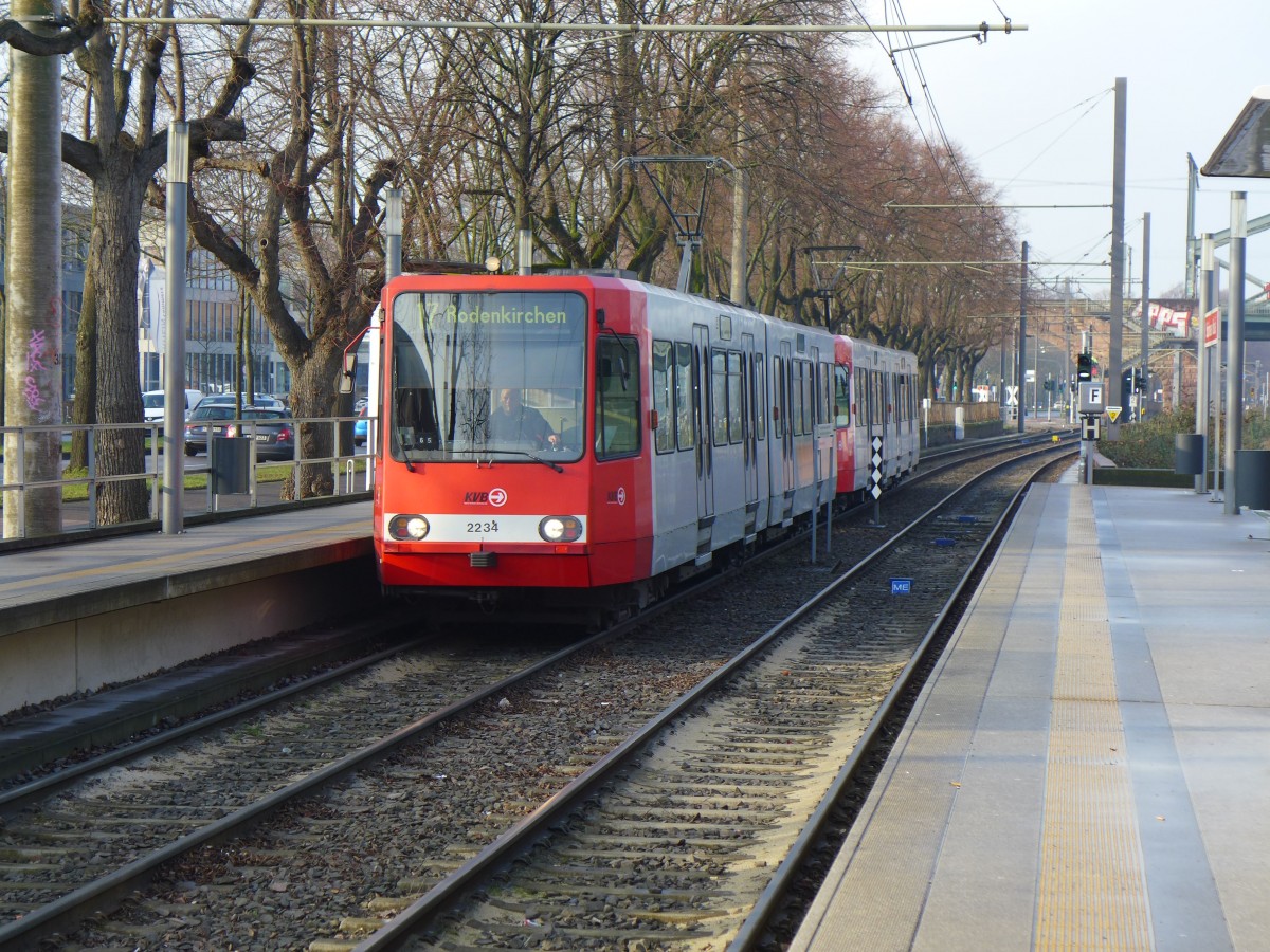 Seit dem Fahrplanwechsel ist der neue Abschnitt Schönhauserstraße - Severinstraße der  Nord-Süd Stadtbahn in Betrieb. Befahren wird sie von der Linie 17 ((Sürth-(Rodenkirchen-Severinstraße). Hier fährt 2234 gerade in die Haltestelle Schönhauserstraße ein. (19.02.2016)