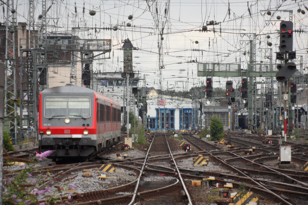 Seit dem Fahrplanwechsel verirren sich tatsächlich auch wieder Triebwagen der Baureihe 628 auf die NRW- RB 38, da nicht mehr ausreichend Talente zur Verfügung stehen. Bevor letztgenannte den Gesamtbetrieb 2014(?) übernommen haben, gabs eben  Wanderdünen  zu Hauf - im s.g.  Kongo  vielleicht auch ganz passend... Am eher frühlingshaften 22.07.11 rollen 628 501 und Bruder 662 als RB 11817 aus Bedburg durch das Gleiswirrwarr im Vorfeld des Kölner Hauptbahnhofs.