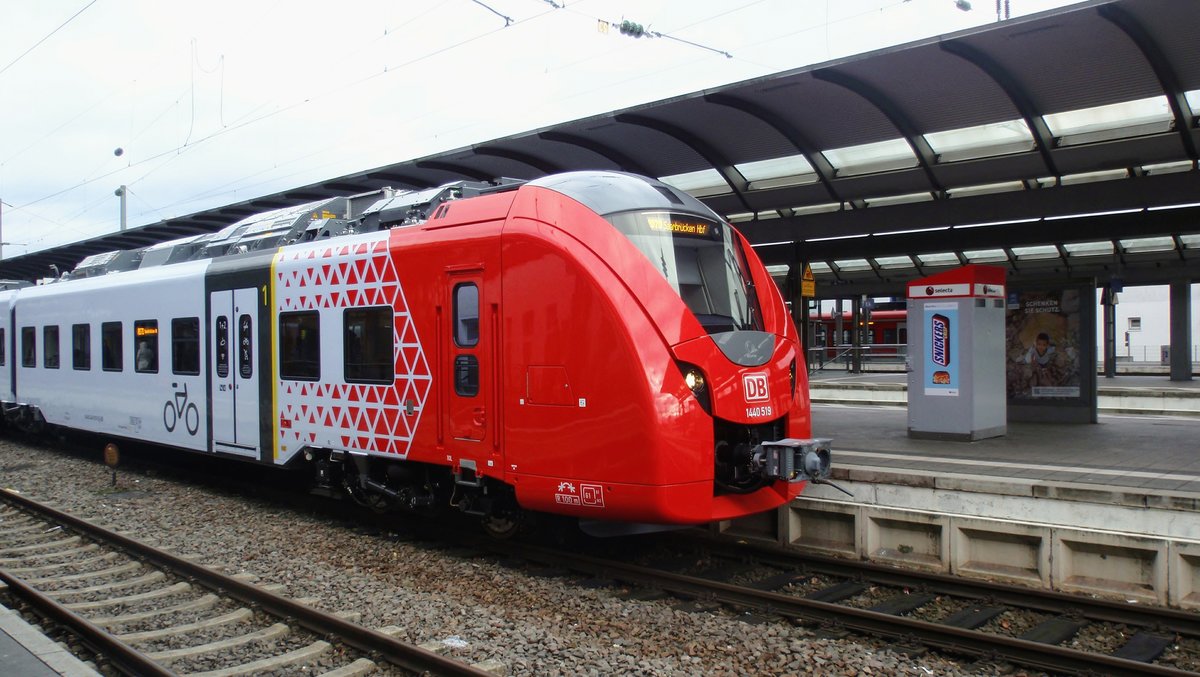 Seit dem Fahrplanwechsel verkehren neue Triebzüge des Typs Alstom Coradia Continental (Baureihe 1440) auf der RB 70 Saarbrücken - Kaiserslautern. Am 25.12.19 stand 1440 019 mit der RB 12528 im Startbahnhof Kaiserslautern Hbf.