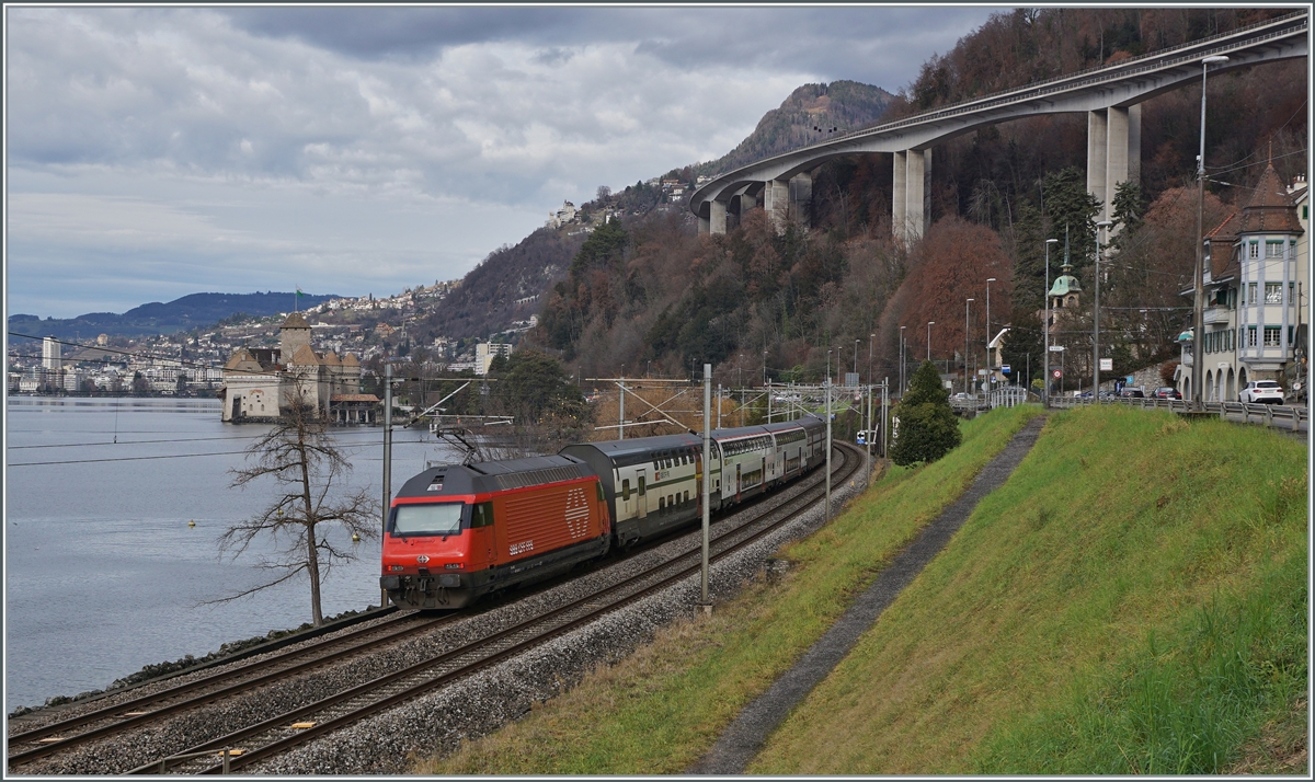 Seit dem Fahrplanwechsel verkehren zu Lasten der EW IV Pendelzüge vermehrt Doppelstockzüge. Neben den besseren Einsteigeverhältnissen für die Reisenden hat dieser Wechsel zudem bei der Fotografie den Vorteil, dass die Lok nun Seite Birg am Zug besser im Licht ist; sofern die Sonne den scheint. Eine SBB Re 460 schiebt vor dem Hintergrund des Château de Chillon ihren  IR 90 1818 von Brig nach Genève. 

4. Januar. 2022