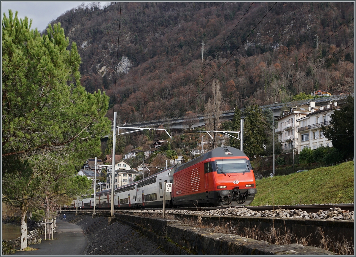 Seit dem Fahrplanwechsel verkehren zu Lasten der EW IV Pendelzüge vermehrt Doppelstockzüge. Neben den besseren Einsteigeverhältnissen für die Reisenden hat dieser Wechsel zudem bei der Fotografie den Vorteil, dass die Lok nun Seite Birg am Zug besser im Licht ist; sofern die Sonne den scheint.

Eine SBB Re 460 ist mit dem IR 90 1817 von Genève nach Brig bei Villeneuve unterwegs. 

4. Januar. 2022