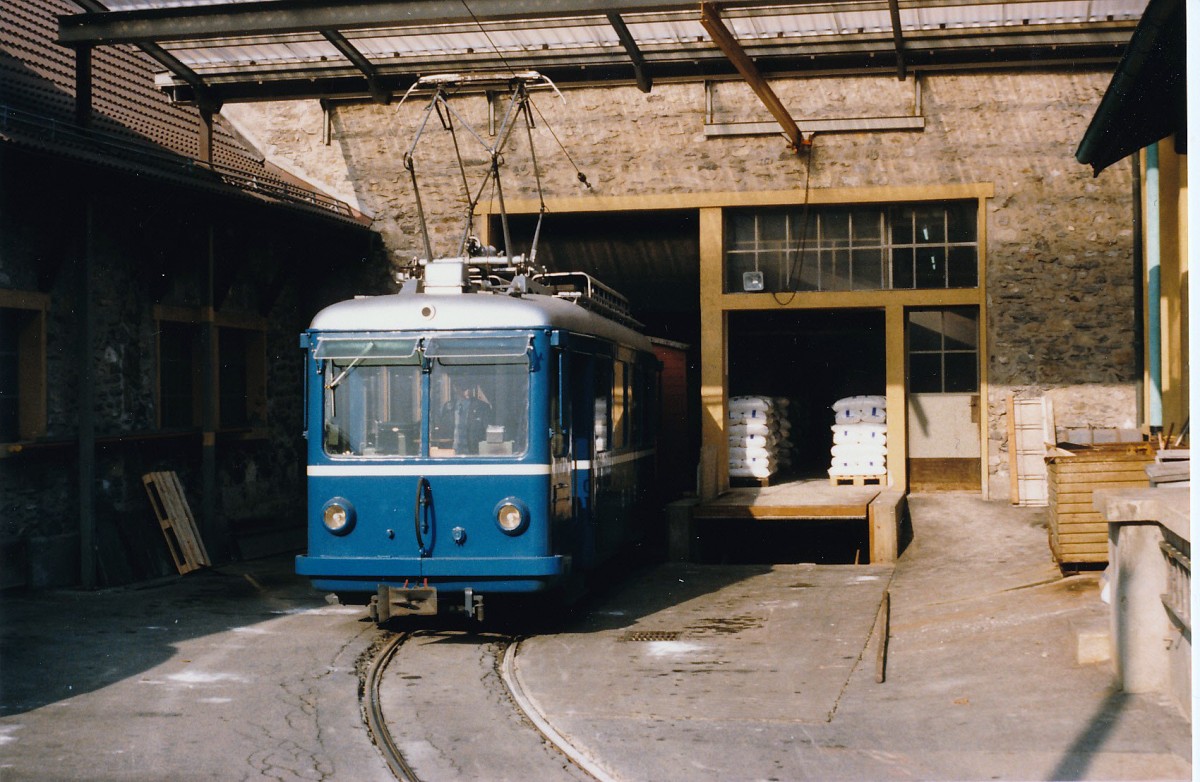 Seit dem Januar 1898 verkehrte die Trambahn vom Bahnhof Bex durch das Städtchen bis zur Depotwerkstätte Bévieux, wo ein Güteranschlussgeleise zur Saline Bex für die Anfuhr von Kohle sowie den Abtransport von Salz führte. Während den letzten Jahren des Güterbetriebes wurde nur noch Salz abgeführt. Während den 1980er Jahren waren es noch immerhin um die 9‘000 Gütertonnen pro Jahr. Die K-Wagen wurden den planmässigen Tramzügen mit dem blauen Be 2/3 Triebwagen mitgegeben. Für die Rangierfahrten vom Bahnhofplatz Bex bis zum Salzlager beschaffte die BVB den Te 2/2 42 bereits im Jahre 1898. Dieser Traktor mit dem Übernahmen „KLEINES KROKODIL“ ist dank diversen Modernisierungen bis zum heutigen Tag erhalten geblieben. Die ebenfalls für den Tramverkehr eingesetzten Be 2/3 17 und 18 (ehemals Tram Lausanne-Moudon) wurden nach der Stillegung des Strassenbahnbetriebes Gryon-Villars sur Ollon verschrottet.

Nebst dem einzigartigen VW Cargo-Tram von Dresden verkehrte somit vor einigen Jahren auch eine weniger bekannte Güterstrassenbahn im Schweizer Rhonetal an der Simplonlinie der SBB.

Be 2/3 15-16 auf dem Anschlussgeleise der Saline Bex im November 1985.
Foto: Walter Ruetsch 


