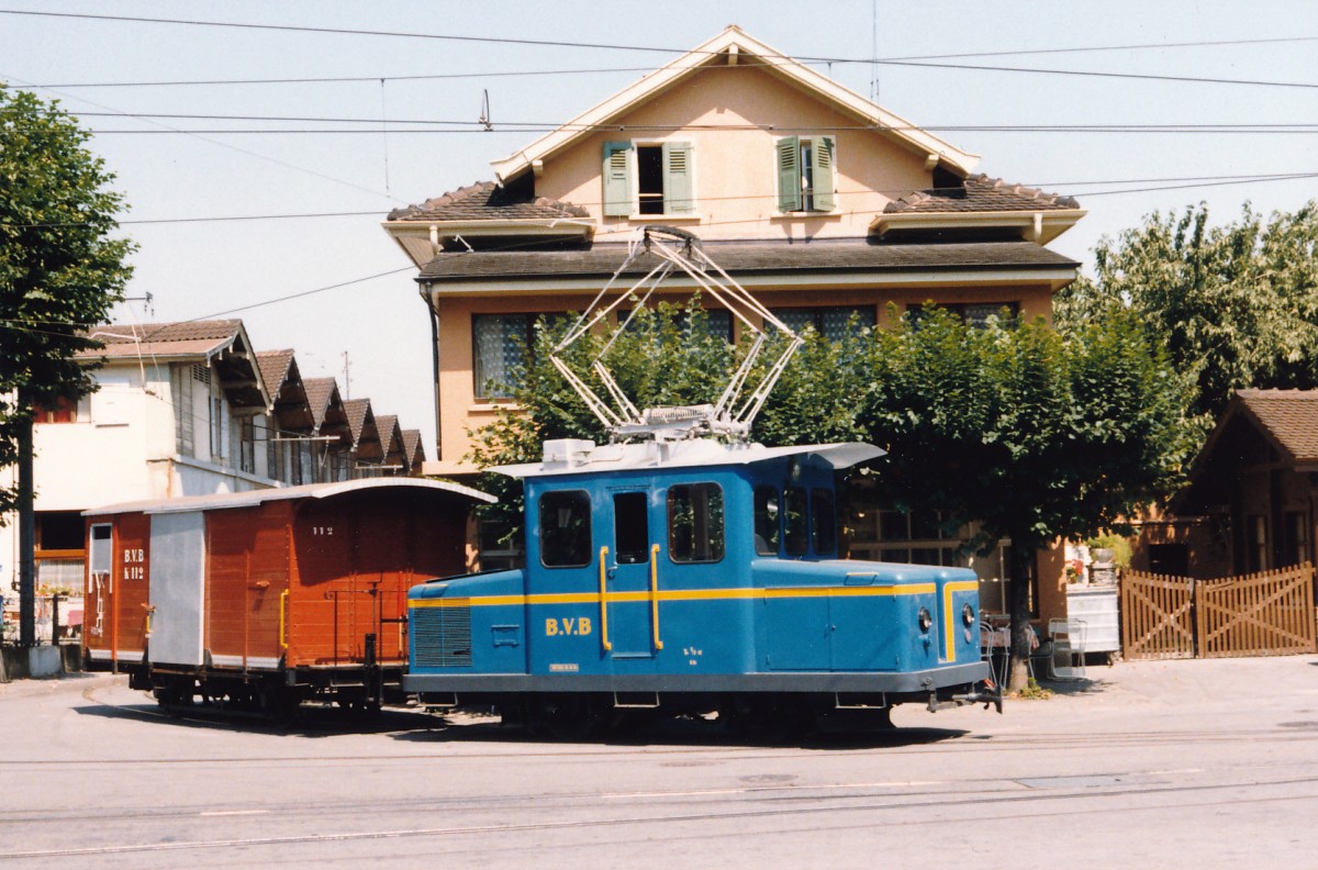 Seit dem  Januar 1898 verkehrte die Trambahn vom Bahnhof Bex durch das Städtchen bis zur Depotwerkstätte Bévieux, wo ein Güteranschlussgeleise zur Saline Bex für die Anfuhr von Kohle sowie den Abtransport von Salz führte. Während den letzten Jahren des Güterbetriebes wurde nur noch Salz abgeführt. Während den 1980er Jahren waren es noch immerhin um die 9‘000 Gütertonnen pro Jahr. Die K-Wagen wurden den planmässigen Tramzügen mit dem blauen Be 2/3 Triebwagen mitgegeben. Für die Rangierfahrten vom Bahnhofplatz Bex bis zum Salzlager beschaffte die BVB den Te 2/2 42 bereits im Jahre 1898. Dieser Traktor mit dem Übernahmen „KLEINES KROKODIL“ ist dank diversen Modernisierungen bis zum heutigen Tag erhalten geblieben.  Die ebenfalls für den Tramverkehr  eingesetzten Be 2/3 17 und 18 (ehemals Tram Lausanne-Moudon)  wurden nach der Stillegung des Strassenbahnbetriebes Gryon-Villars sur Ollon verschrottet.

Nebst dem einzigartigen VW Cargo-Tram von Dresden verkehrte somit vor einigen Jahren auch eine weniger bekannte Güterstrassenbahn im Schweizer Rhonetal an der Simplonlinie der SBB.

Te 2/2 42 anlässlich einer Rangierfahrt auf dem Anschlussgeleise zum Salzlager in Bex im August 1986.
Foto: Walter Ruetsch


 