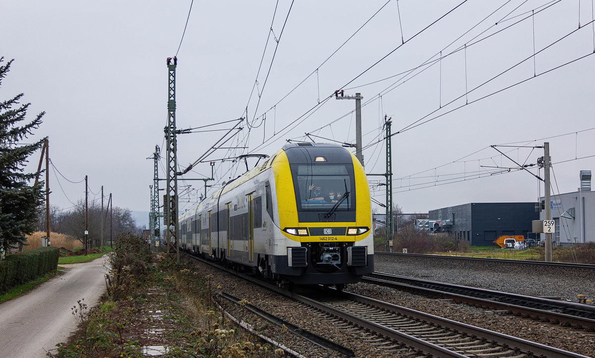 Seit dem kleinen Fahrplanwechsel im Juni 2020 verkehren entlang des Hochrheins Neufahrzeuge der Typen Siemens Desiro HC und Siemens Mireo. Am 4. Januar 2021 sind hier 1462 012 und 1462 003 zwischen Eimeldingen und Haltingen zu sehen.