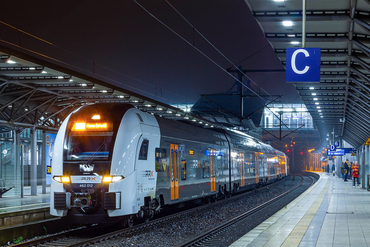 Seit dem letzten Fahrplanwechsel fährt Abellio neuen Triebzügen des Typs Siemens Desiro HC auf dem RE11 zwischen Düsseldorf und Kassel-Wilhelmshöhe. Hier sind am Abend des 4.1.2019 462 012 und 462 004 als RE 26729 im Düsseldorfer Flughafenfernbahnhof zu sehen.