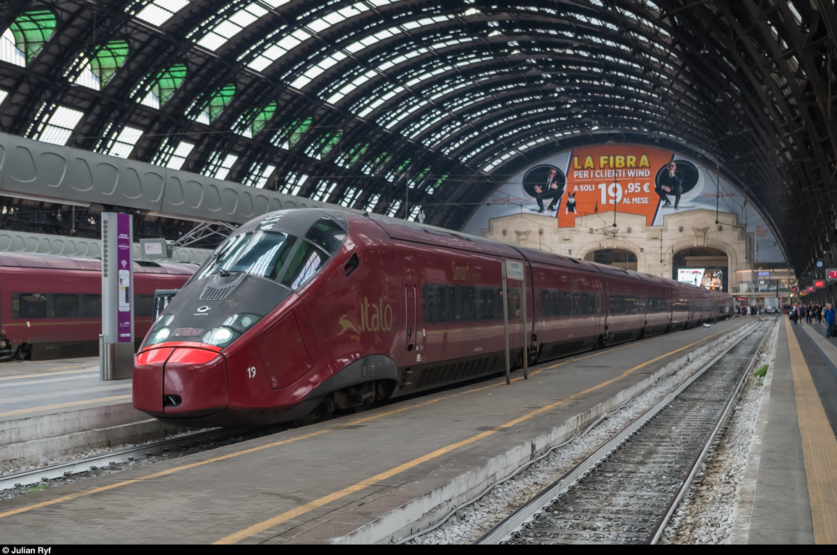 Seit dem letzten Fahrplanwechsel fährt NTV mit ihren AGV auch den Bahnhof Milano Centrale an. Am 8. Mai 2016 steht ETR 575 019 abfahrbereit in der Halle.