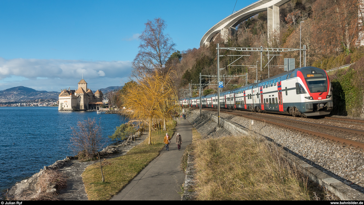 Seit dem letzten Fahrplanwechsel werden auf dem IR 90 teilweise auch Doppelstockzüge eingesetzt. Neben IC 2000 kommen die Fahrgäste dabei teilweise auch in den  Genuss  der RVD. Am 2. Januar 2019 ist RABe 511 028 bei Veytaux-Chillon Richtung Brig unterwegs.
