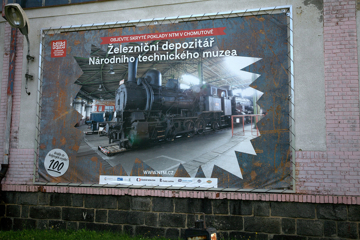 Seit dem Sommer 2020 beherbergen die  beiden Ringlokschuppen in Chomutov eine sehr interessante Ffahrzeugausstellung, unbedingt sehenswert.
Zugang zu Fuß vom Globusparkplatz aus, Freitag bis Sonntag ab 09:00 Uhr noch bis Ende Oktober geöffnet, ausreichend hell, um zu fotografieren, der Besuch lohnt sich.
11.09.2020  12:36 Uhr.