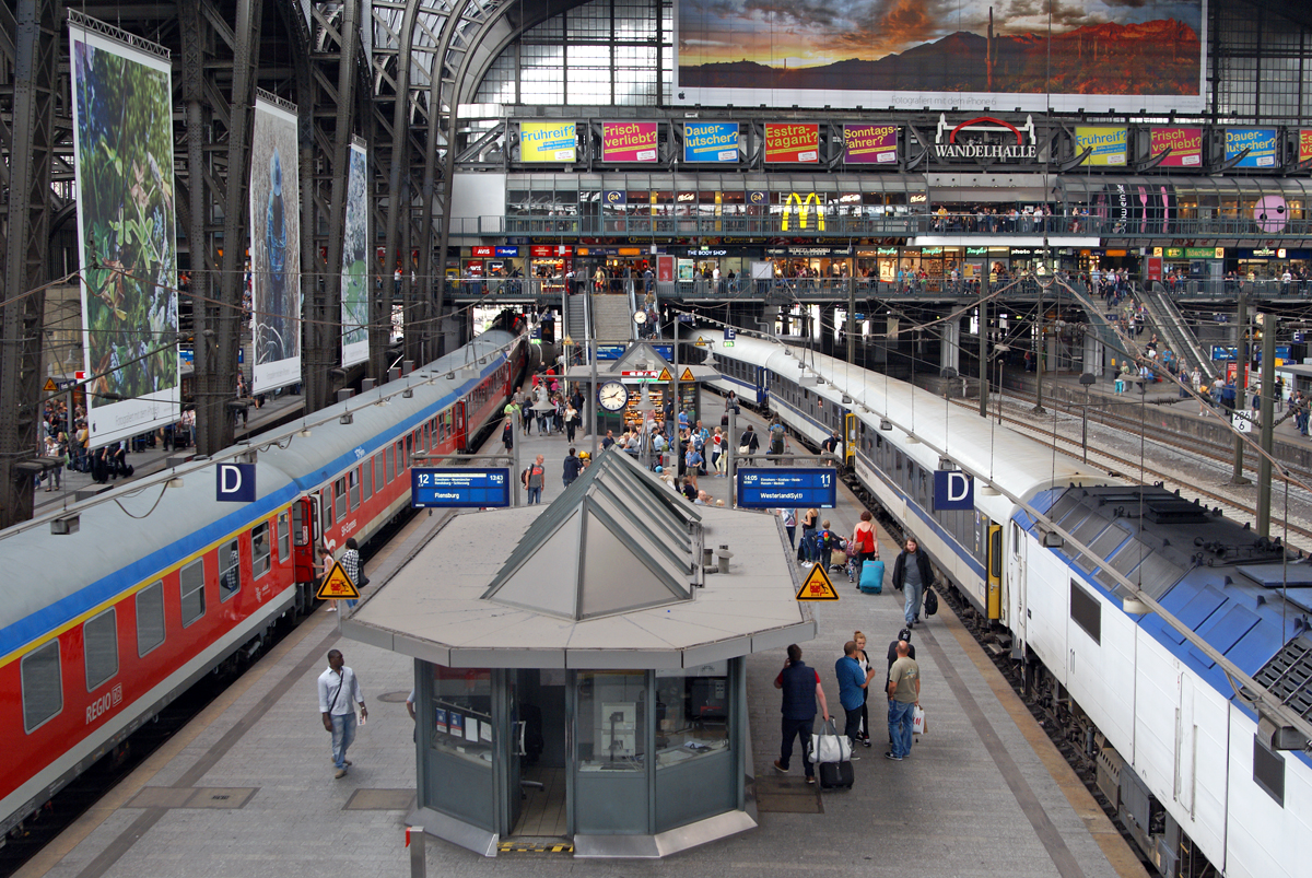 Seit Dezember 2002 fahren als Nachfolger der Inter-Regios von den Ländern Hamburg und Schleswig-Holstein bestellte Regionalzüge zwischen Hamburg Hbf und Padborg. Nach der Insolvenz der FLEX AG übernahm die Nord-Ostsee-Bahn im November des Jahres 2003 den Betrieb des  Flensburg-Express , hierfür wurden Wagen des kurz zuvor eingestellten InterConnex Köln-Rostock genutzt. Nach der Neuausschreibung der Strecke Hamburg - Padborg kommen seit Dezember 2005 wiederum redesignte Bimz (ehemalige Inter-Regio-Wagen)als so genannter Schleswig-Holstein-Express (kurz: Schlex) zum Einsatz. Mit dem Fahrplanwechsel im Dezember 2010 wurden die Züge auf die Relation Hamburg Hbf - Flensburg eingekürzt. Im Gegenzug fahren seitdem die dänischen IC bis Flensburg, sodass ein bahnsteiggleicher Umstieg möglich ist. Nach der Beendigung des Einsatzes zwischen Padborg und Hamburg können die  Flex-Wagen  der NOB als Ergänzungswagen in den Zügen von Hamburg nach Westerland beobachtet werden. Während die Einsätze der Flex-Wagen der NOB im Dezemeber 2015 zwischen Hamburg und Westerland enden wird, steht die Ablösung der Bimz zwischen Hamburg und Flensburg nach den aktuellen Informationen im Juni 2017 bereit. Am 25.07.2015 trafen sich die Züge der DB und der NOB im Hamburger Hauptbahnhof. Ergänzung April 2016: Der Einsatz der Bimz zwischen Flensburg und Hamburg ist mittlerweile auch beendet, sie kommen derzeit in den Regional-Bahnen zwischen Neumünster und Kiel zum Einsatz.