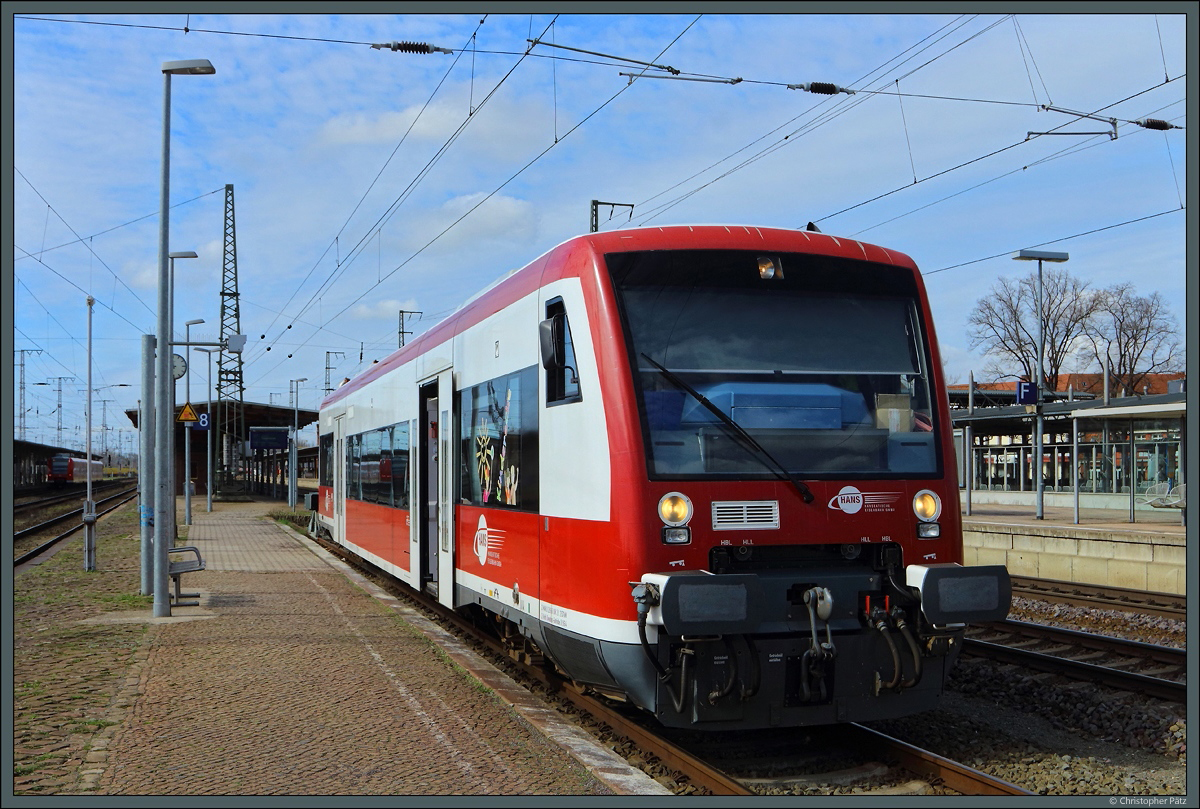 Seit Dezember 2018 ist die Hanseatische Eisenbahn auch in der Altmark aktiv. Der HANS-Triebwagen 650.06 wartet am 24.03.2019 in Stendal auf die Abfahrt nach Tangermünde.