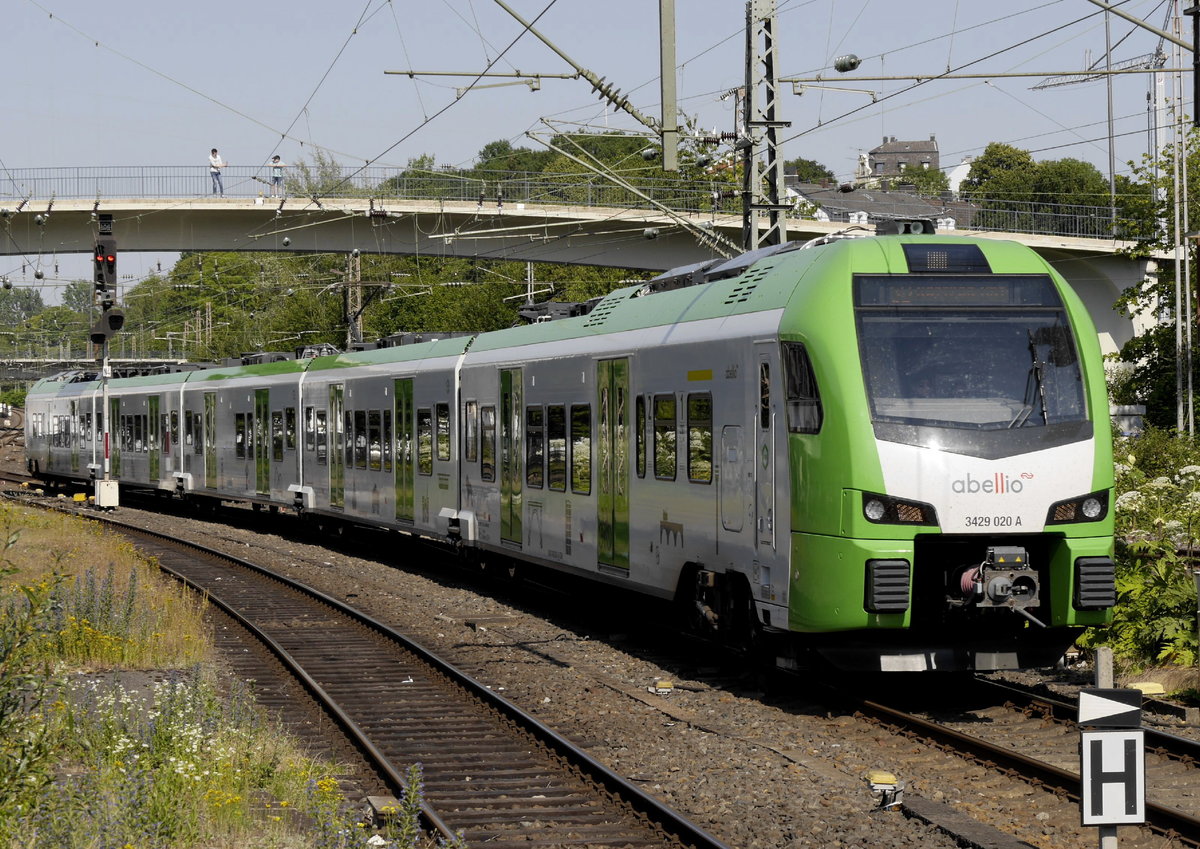 Seit Dezember 2019 verstärkt einmal stündlich eine Fahrt der von Abellio betriebenen S-Bahn-Linie 9 die S 8 auf dem Abschnitt Hagen - Wuppertal. Am Nachmittag des 18.6.20 fährt 3429 020 von Hagen kommend in Wuppertal-Oberbarmen ein.