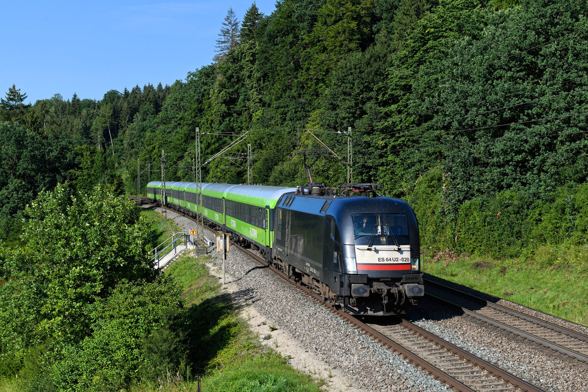 Seit diesem Jahr ist München auch an das Netz von FLIXTRAIN angebunden. Zwei Verbindungen werden täglich angeboten. Von und nach Hamburg über Leipzig und Berlin, sowie nach Frankfurt am Main und zurück. Die IGE aus Hersbruck ist das durchführende EVU und setzt hierfür einige Tauri aus dem Bestand von MRCE ein. Einer davon ist 182 520, welcher mir am 31. Juli 2021 bei Gundelsheim vor dem FLX 76330 auf der Fahrt in die Mainmetropole vor die Linse fuhr. Der Lokführer freute sich sichtlich darüber, aufgenommen zu werden.  