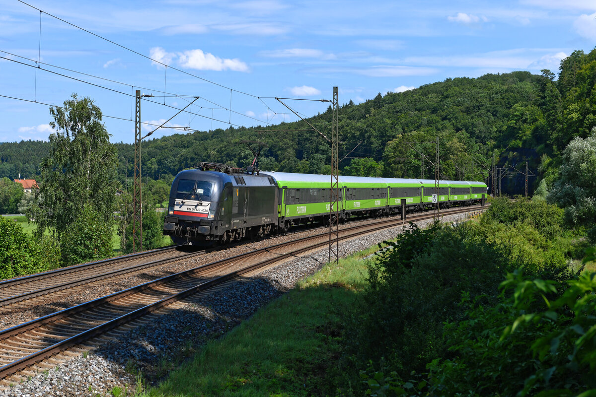 Seit diesem Jahr ist München auch an das Netz von FLIXTRAIN angebunden. Zwei Verbindungen werden täglich angeboten. Von und nach Hamburg über Leipzig und Berlin, sowie nach Frankfurt am Main und zurück. Die IGE aus Hersbruck ist das durchführende EVU und setzt hierfür einige Tauri aus dem Bestand von MRCE ein. Am 31. Juli 2021 brachte die 182 520 den FLX 76331 nach München HBF. Auf der Fränkischen Alb bei der Schürmühle konnte ich den privaten Fernverkehrszug fotografieren. 