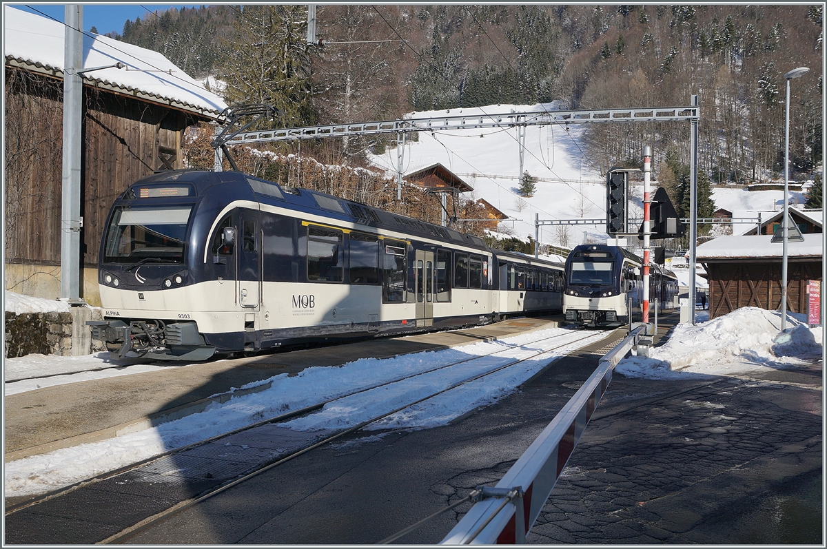 Seit der Dominanz der Stadler  Alpina  und  SURF -Züge bei der MOB ist diese - zumindest für Fotografen - wenig attraktiv geworden. 

Der MOB  Alpina  ABe 4/4 9303 ist mit seinem Panoramic Express 2217 von Zweisimmen nach Montreux unterwegs und begegnet in Les Avants dem CEV MVR  SURF  ABeh 2/6 7507 der als Regionalzug 2317 in einer guten halben Stunde ebenfalls nach Montreux fahren wird. 

11. Januar 2021