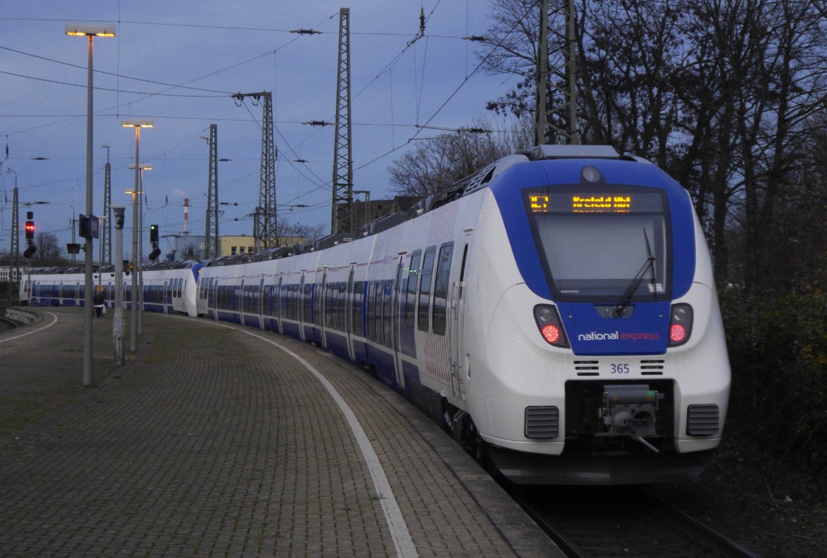 Seit ein paar Tagen fahren die ersten National Express-Züge reguläre RE 7-leistungen. Im Bild fahren 9442 366 und 365 aus Neuss aus, Richtung Krefeld (5.12.15).