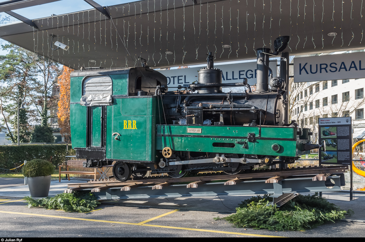 Seit ein paar Tagen steht die Lok 1 der BRB vor dem Kursaal in Bern, wo sie Werbung für die schöne Bahn macht. Die Lok ist im Prinzip fahrtüchtig. Wie lange sie vor dem Kursaal aufgestellt bleibt entzieht sich meiner Kenntnis. Aufgenommen am 27. November 2016.