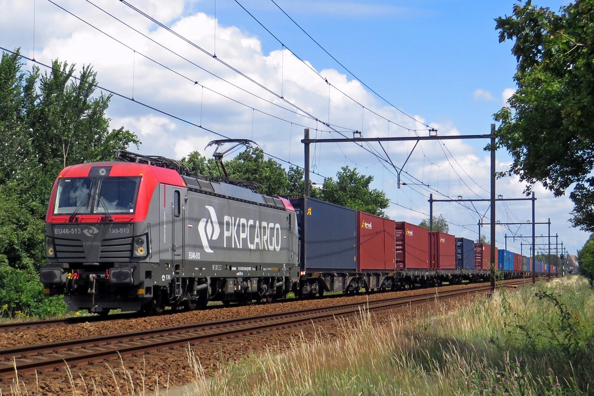 Seit einige Wochen erreichen die Vectronen von PKP Cargo auch die Niederlände und davon stelt EU46-513 mit deren Containerzug beim Passage von Wijchen am 7 Juli 2020 dies unter beweis.