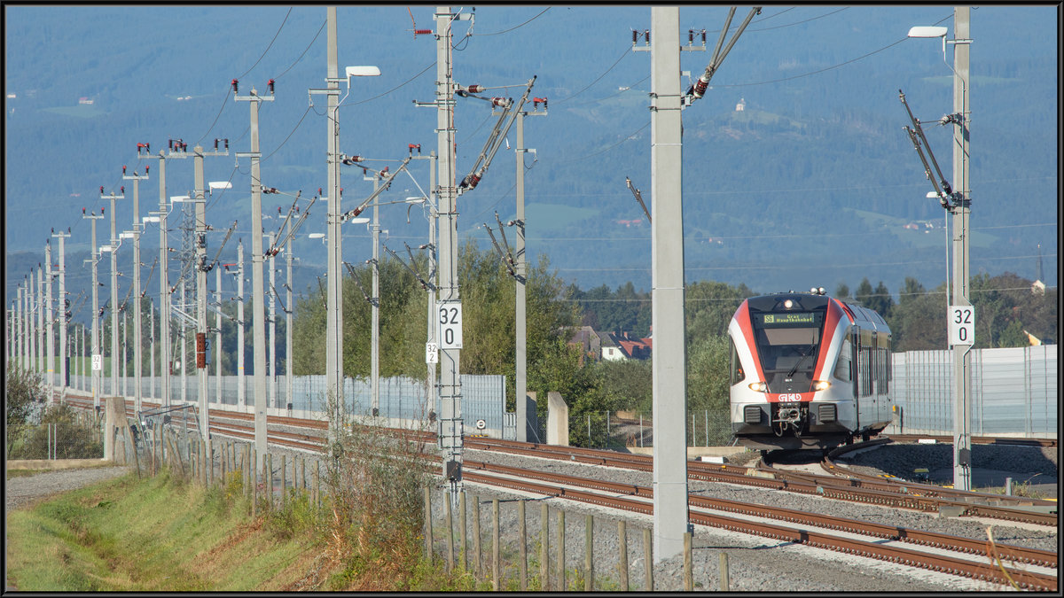 Seit einigen Jahren schon befährt die GKB das erste Teilstück der Koralmbahn. 
Hier schenkt ein GTW 2/8 in den Bahnhof Wettmanstätten hinein . 
Die Arbeitenzur Elektrifizierung laufen in vollen Gange. 