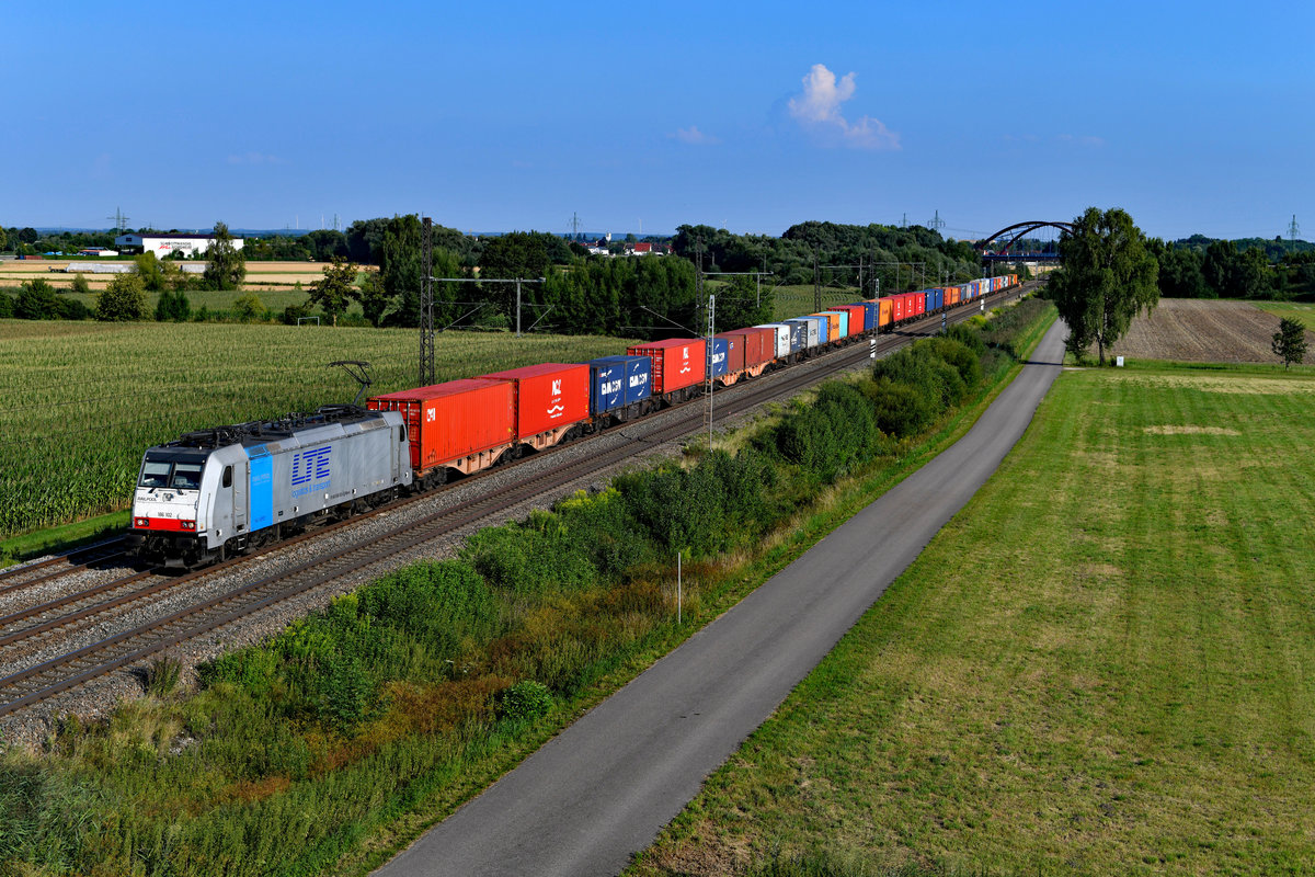 Seit einigen Monaten besteht eine Containerzug-Verbindung zwischen Wolfurt in Vorarlberg und Holland. Der Zug wird in Österreich von den ÖBB traktioniert, ab Kufstein übernimmt eine Lok der LTE. Am 24. Juli 2018 war für diese Leistung die von Railpool angemietete 186 102 eingeteilt. Der komplett und farbenfroh beladene Containerzug nahm an diesem Tag den Weg nordwärts über Augsburg und Donauwörth- Die Aufnahme entstand bei Nordheim. 