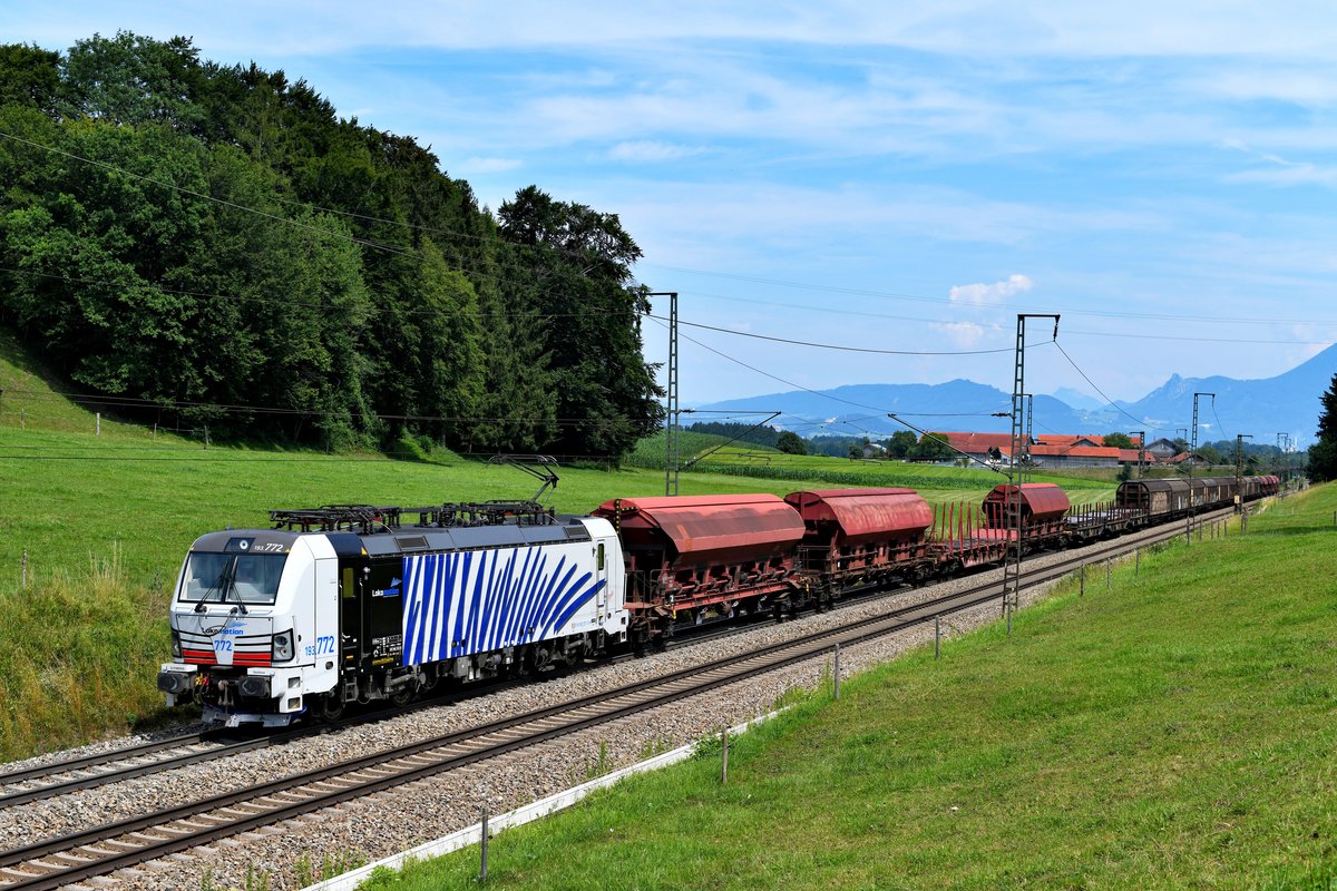 Seit einigen Monaten verkehrt auch ein gemischter Güterzug unter der Regie von Lokomotion über die Tauernbahn. Der Zug ist hauptsächlich mit Stahlprodukten beladen. Am 20. Juli 2019 war der DGS 44870 von Tarvisio Boscoverde nach München Nord von der 193 772 bespannt. Bei Straß im Berchtesgadener Land konnte ich die Leistung dokumentieren.