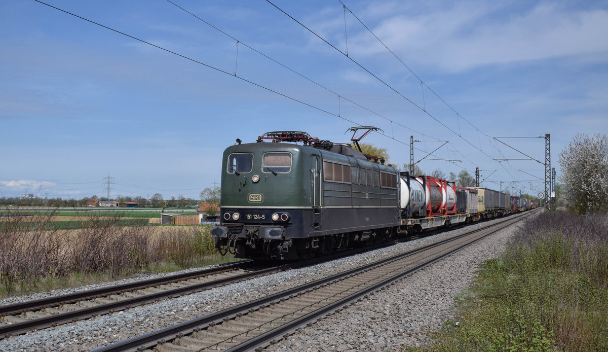 Seit einiger Zeit ist 151 124 für Hectorrail unterwegs, hier am Hp Buggingen am 03.05.2018 nach Basel.