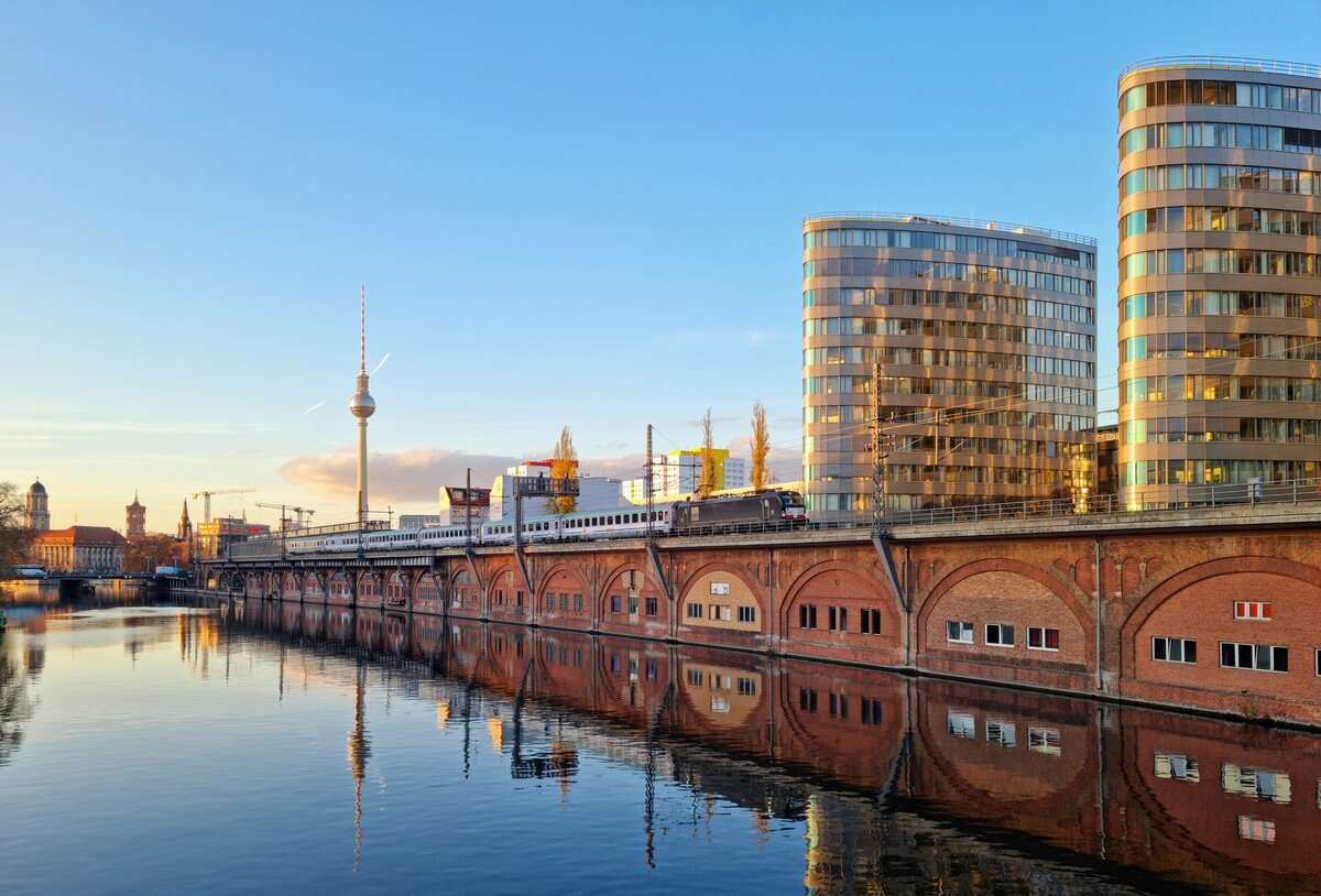 Seit einiger Zeit fahren einige Umläfer der polnischen Eurocity mit MRCE Vectrons. Hier hat gerade der EC247 nach Warschau die Janowitzbrücke passiert.

Berlin 09.11.2021