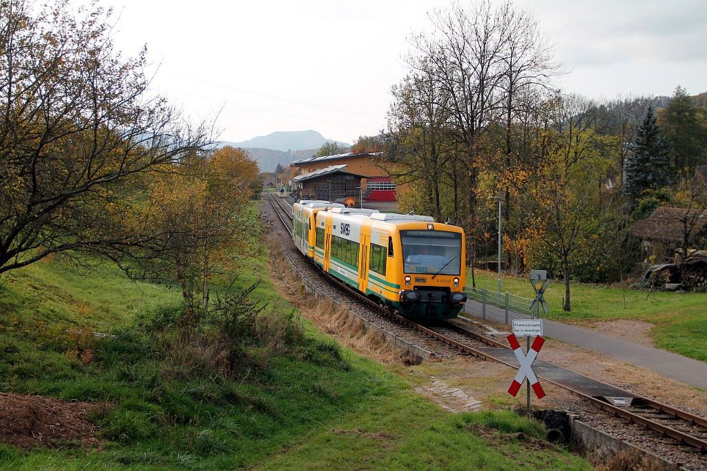 Seit einiger Zeit fahren wieder ex-ODEG-RS1 im Harmersbachtal, am Mittag kommt ein Schülerzug, bestehend aus 650.58 und .60 der ODEG, wieder zurück ins Harmersbachtal, hier als SWE 87793 mit 650.60 und .58 hat dieser Zug gerade Unterharmersbach verlassen (30.10.2015)