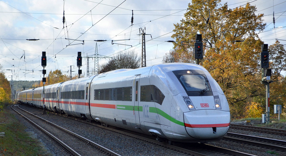 Seit einiger Zeit schon wird der ICE Fernverkehr über Saarmund umgeleitet, hier ICE 4 Tz 9031 (812 031-4 ....) am 05.11.20 Durchfahrt Bf. Saarmund. Interessante Besonderheit vorne + hinten grüner Frontseitenstrich aber jeweils rotgestreifte Abdeckkappe.
