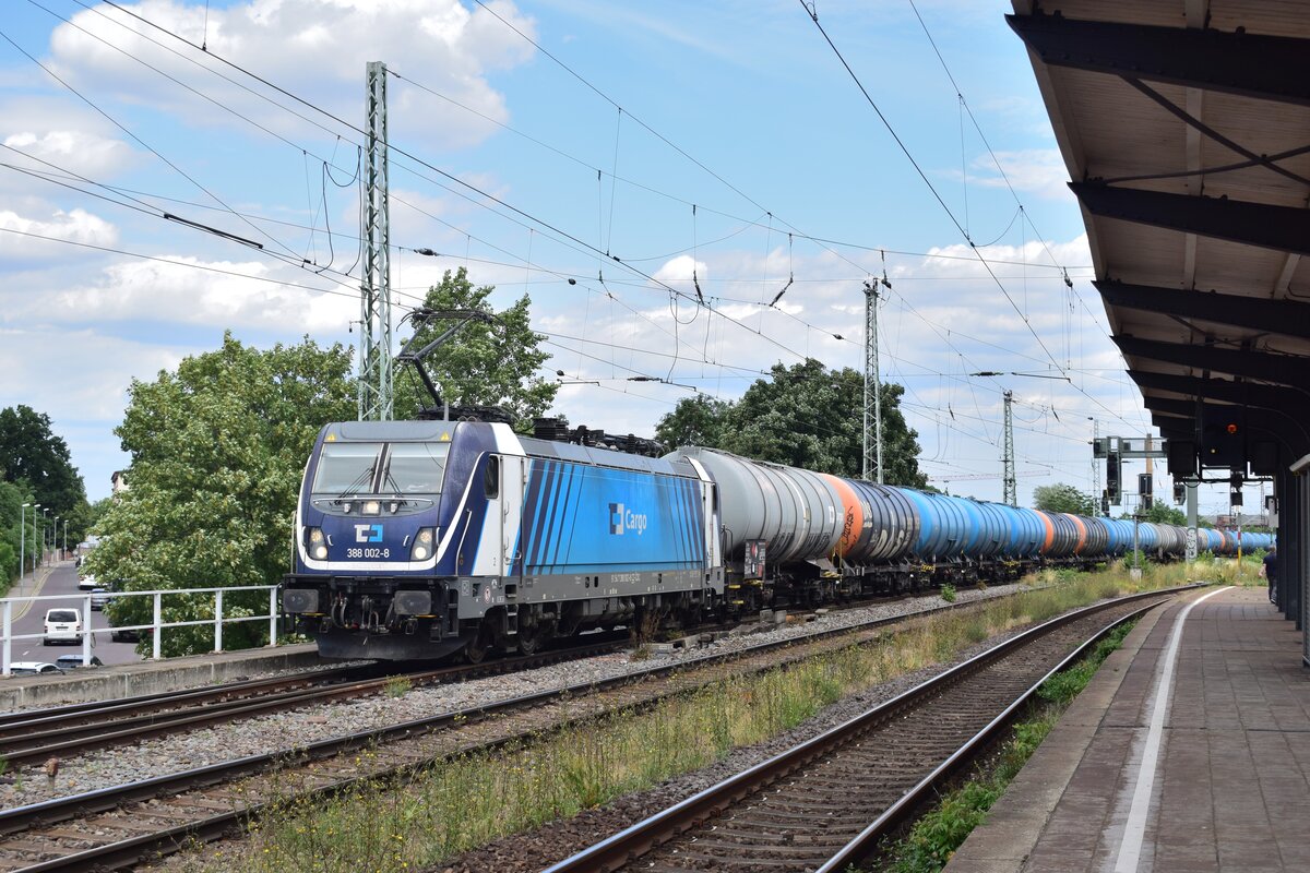 Seit einiger Zeit sind neben den tschechischen Vectrons auch die Baureihe 388 der CD Cargo auf deutschen Schienen unterwegs. Hier fährt 388 002 mit einem Dieselzug durch Magdeburg Neustadt in Richtung Magdeburg Hbf.

Magdeburg 19.07.2023