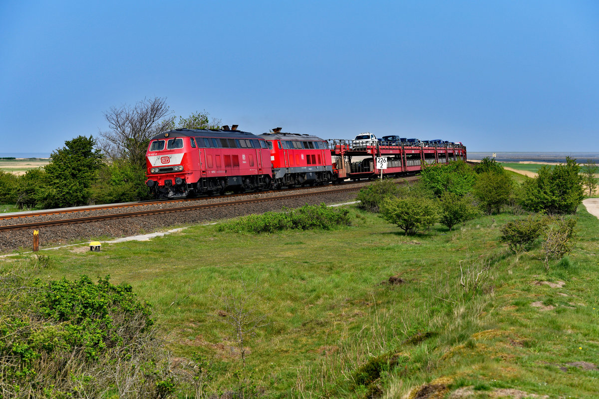 Seit einiger Zeit werden von Niebüll aus aufgrund akutem Lokmangels diverse Leihloks eingesetzt. Neben 218-er diverser anderer Dienststellen der DB kommen auch Maschinen der RP Railsystems GmbH zum Einsatz. Am 29. April 2019 konnte ich bei Morsum auf Sylt die orientrote 218 402 vor ihrer verkehrsroten Schwester 488 vor einem Sylt Shuttle dokumentieren.  