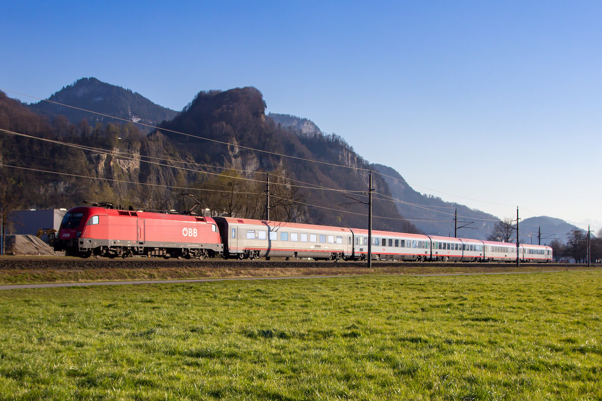 Seit der Einstellung von grenzüberschreitenem Verkehr zur Schweiz wird der EC 163/4 täglich von Feldkirch nach Wolfurt und zurück gefahren. Seit dieser Woche ist ein veränderter und verkürzter Wagenpark an der Lok, die nur noch alleine den Zug zieht. 1116 140-5. 1.4.20
