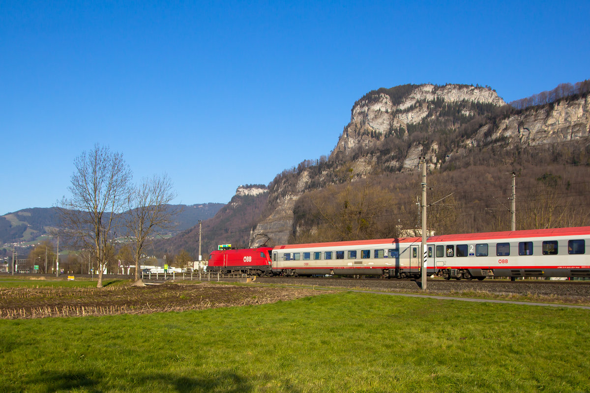 Seit der Einstellung von grenzüberschreitenem Verkehr zur Schweiz wird der EC 163/4 täglich von Feldkirch nach Wolfurt und zurück gefahren. Seit dieser Woche ist ein veränderter und verkürzter Wagenpark an der Lok, die nur noch alleine den Zug zieht. 1116 140-5. 1.4.20