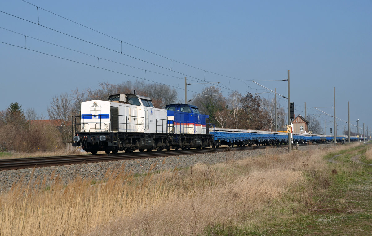 Seit Ende 2017 sind die beiden ehemaligen Alstom-Loks 203 535 und 203 165 bei der Press im Einsatz. Am 23.03.19 führen die bei ihrem neuen Eigentümer als 203 051 und 203 052 bezeichneten Loks einen Schwellenzug durch Braschwitz Richtung Halle(S).