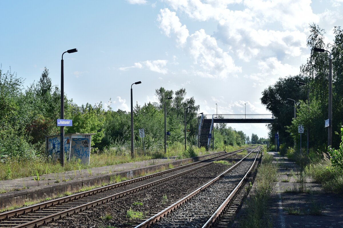  Seit Ende 2017 wird der Haltepunkt Knautnaundorf nicht mehr bedient und verwildert zusehens. Er befindet sich etwas abseits vom Dorf am Rande eines Gewerbegebietes. Noch heute ist der Haltepunkt am Hausbahnsteig offen und frei begehbar. Lediglich der Treppenüberweg ist abgesperrt. 

Knautnaundorf 10.08.2021