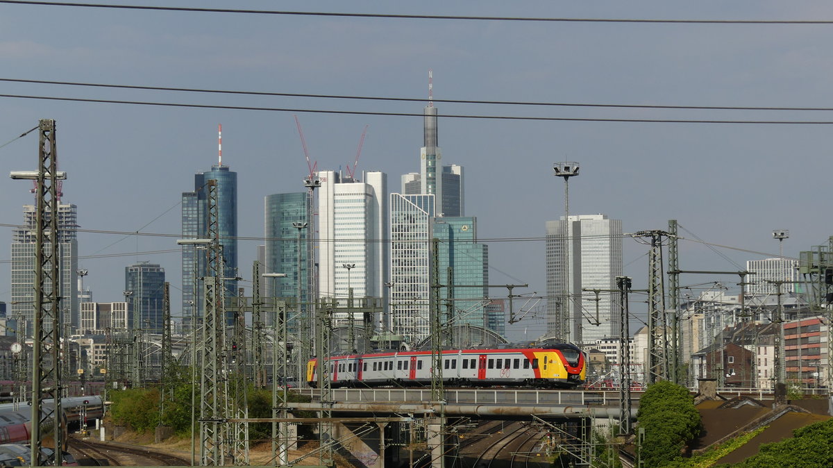 Seit Ende Juli 2018 sind die ersten Triebwagen der Baureihe 1440 auf den hessischen Linien RB58 und RE59 unterwegs. 
Hier zusehen ist eine RB58, die in wenigen Augenblicken Frankfurt Hbf erreicht, fotografiert vom obligatorischen Fotopunkt an der Camberger Brücke am 4.8.2018.